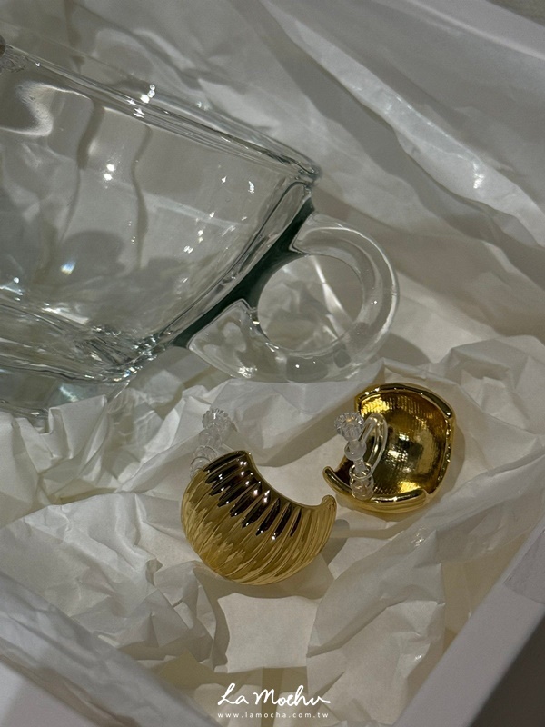 寶咖咖亮面大耳環(針式)